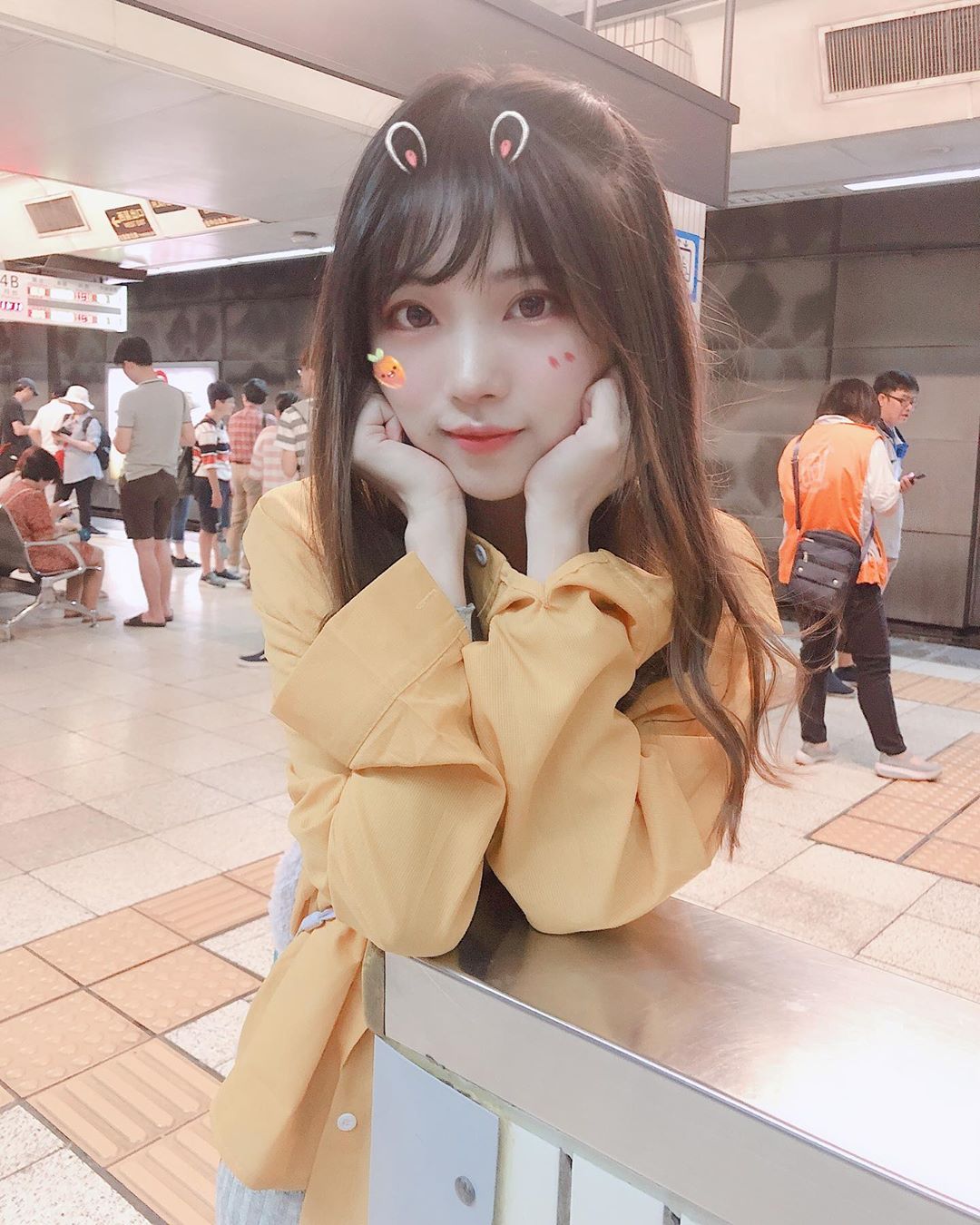 微信小美女套图_同一个女生真实生活照片1