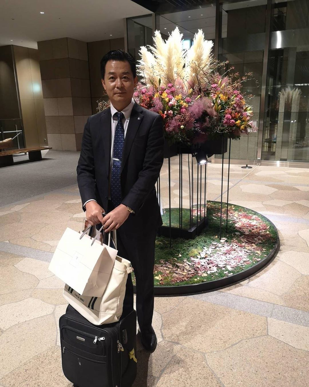 外企公司高管套图_中年成功男人微信生活照片微信朋友圈包装素材1