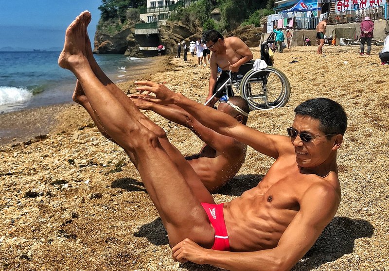 老帅哥真实生活照_50岁左右同一个人男士套图_有妻儿合照爱运动跑步爬山旅组图3