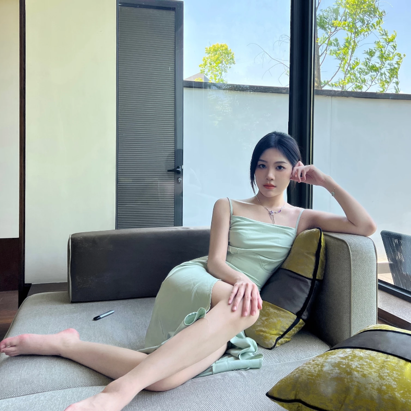 美女生活照套图素材_有钱白富美旅游度假 四季衣服闺蜜视频图1
