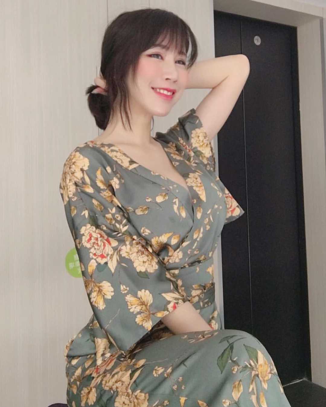 白富美女孩套图素材_真实美女生活照朋友圈包装生活工作吃喝玩乐图11