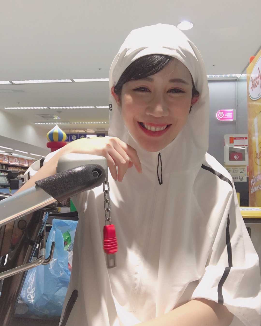 白富美女孩套图素材_真实美女生活照朋友圈包装生活工作吃喝玩乐图14