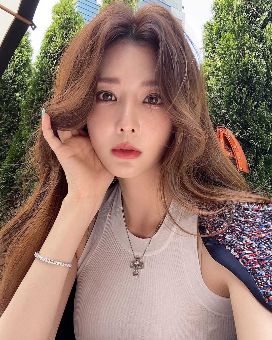 白富美女孩套图素材_真实美女生活照朋友圈包装生活工作吃喝玩乐图1