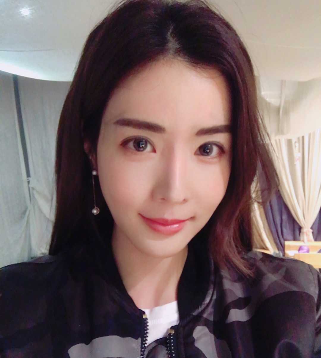 白富美女孩套图素材_真实美女生活照朋友圈包装生活工作吃喝玩乐图4