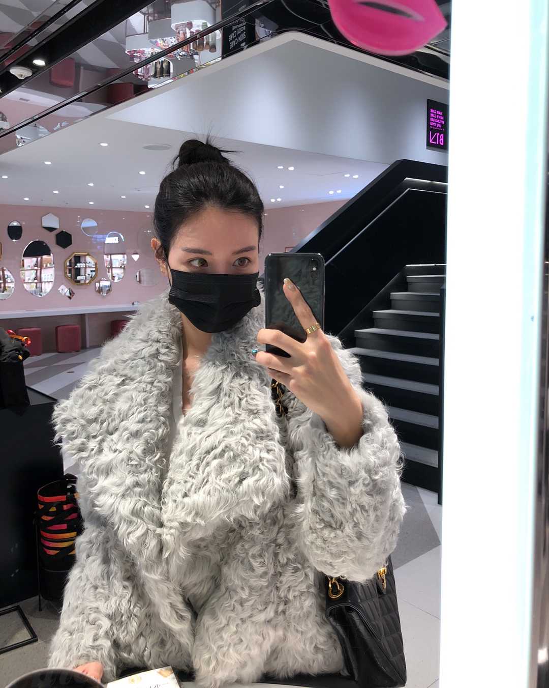 白富美女孩套图素材_真实美女生活照朋友圈包装生活工作吃喝玩乐图6