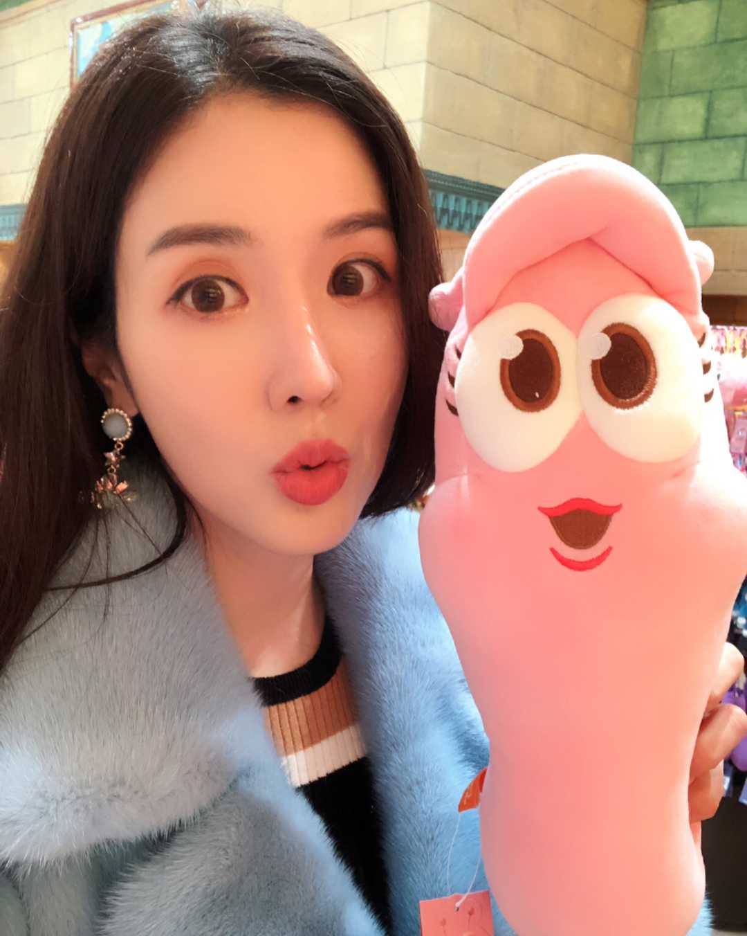 白富美女孩套图素材_真实美女生活照朋友圈包装生活工作吃喝玩乐图7