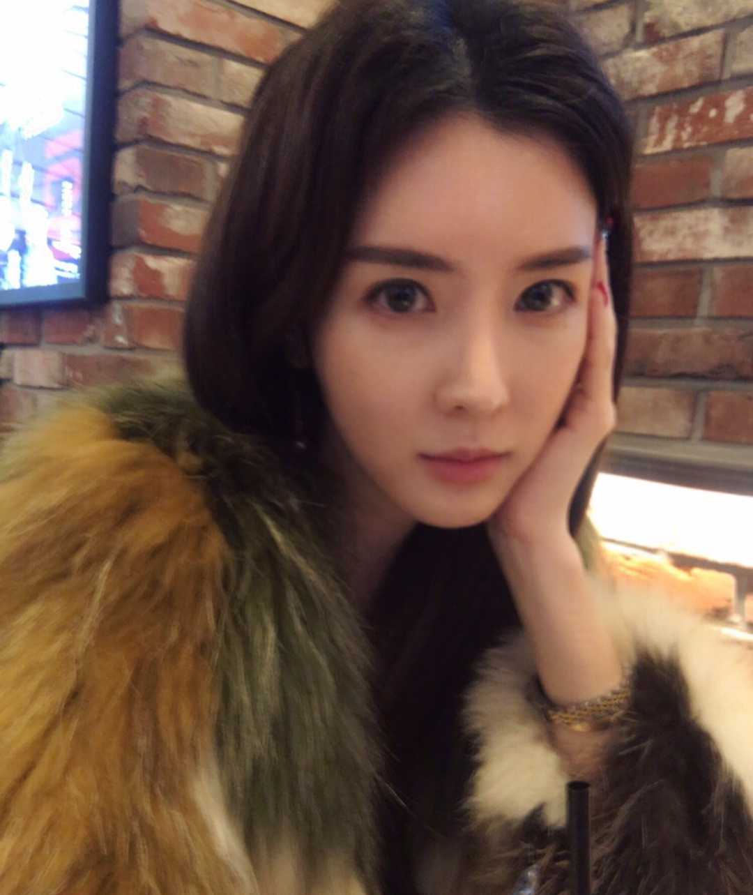 白富美女孩套图素材_真实美女生活照朋友圈包装生活工作吃喝玩乐图9