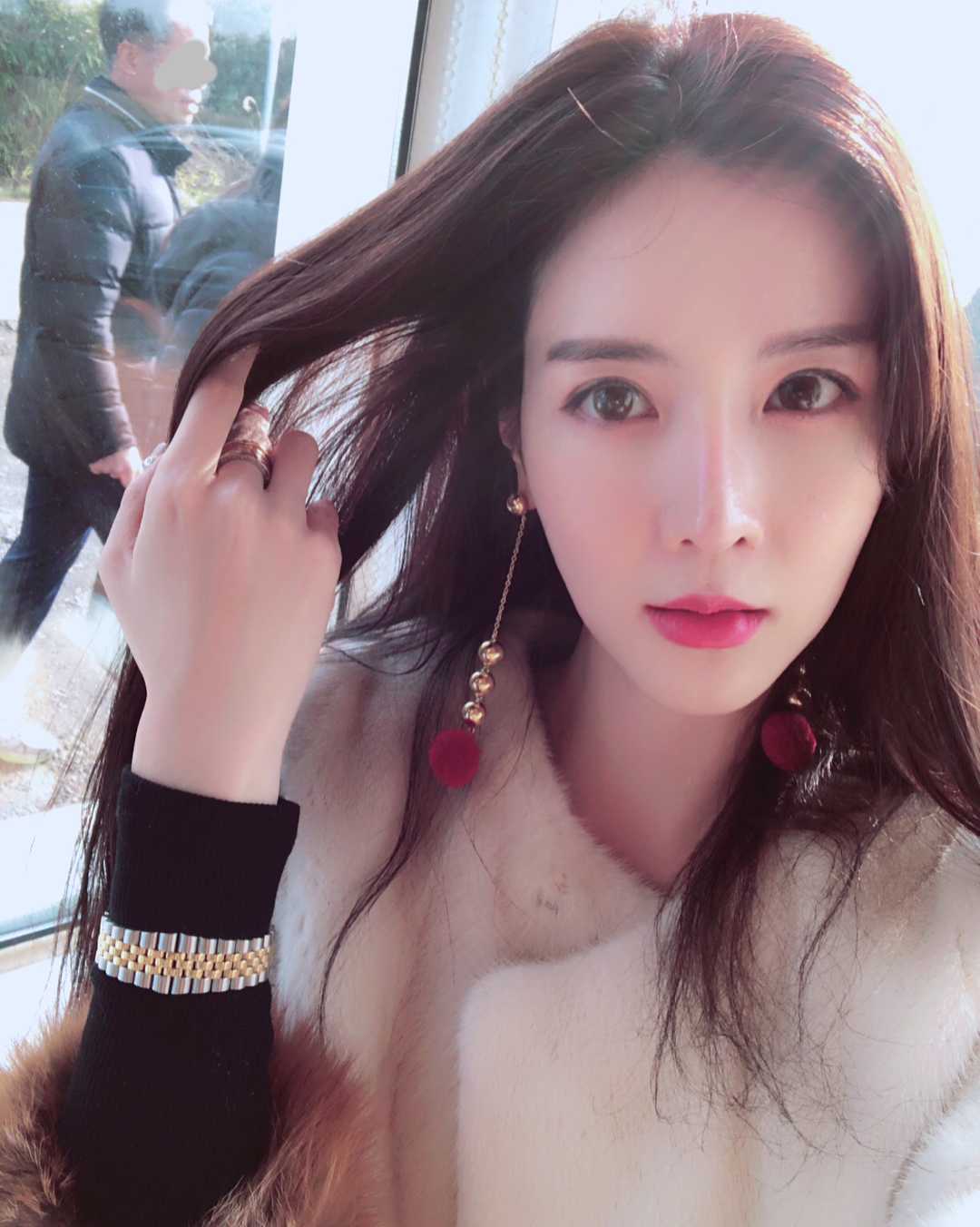 白富美女孩套图素材_真实美女生活照朋友圈包装生活工作吃喝玩乐图10