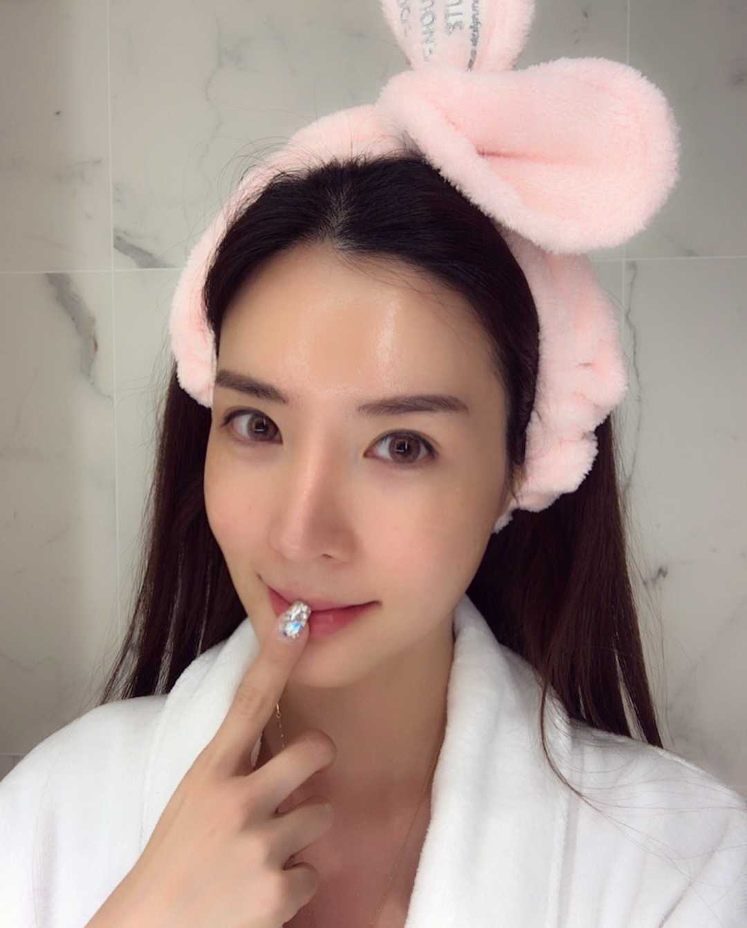 白富美女孩套图素材_真实美女生活照朋友圈包装生活工作吃喝玩乐图11