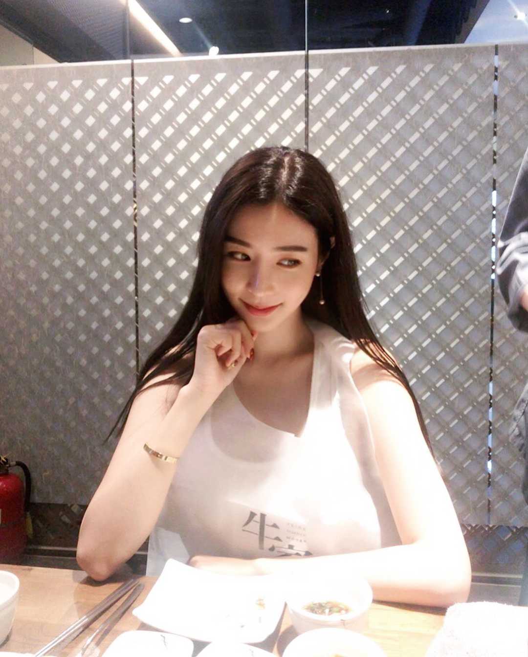 白富美女孩套图素材_真实美女生活照朋友圈包装生活工作吃喝玩乐图12