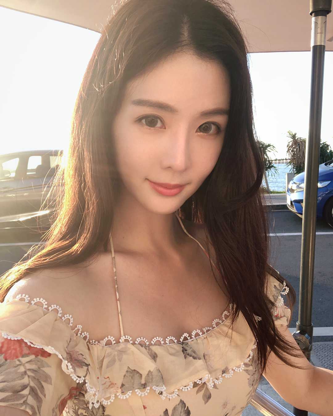 白富美女孩套图素材_真实美女生活照朋友圈包装生活工作吃喝玩乐图15