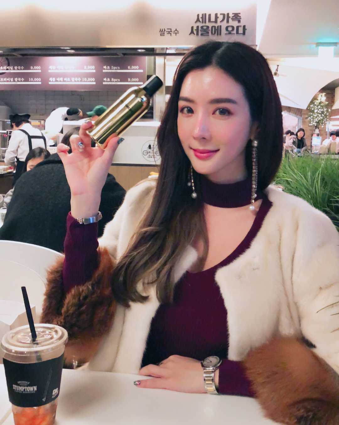 白富美女孩套图素材_真实美女生活照朋友圈包装生活工作吃喝玩乐图16