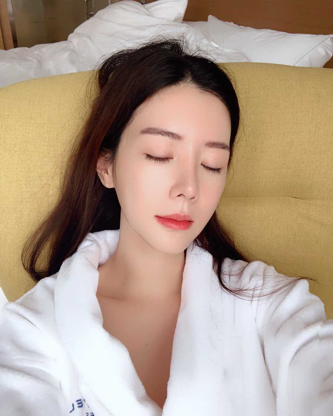 白富美女孩套图素材_真实美女生活照朋友圈包装生活工作吃喝玩乐图17