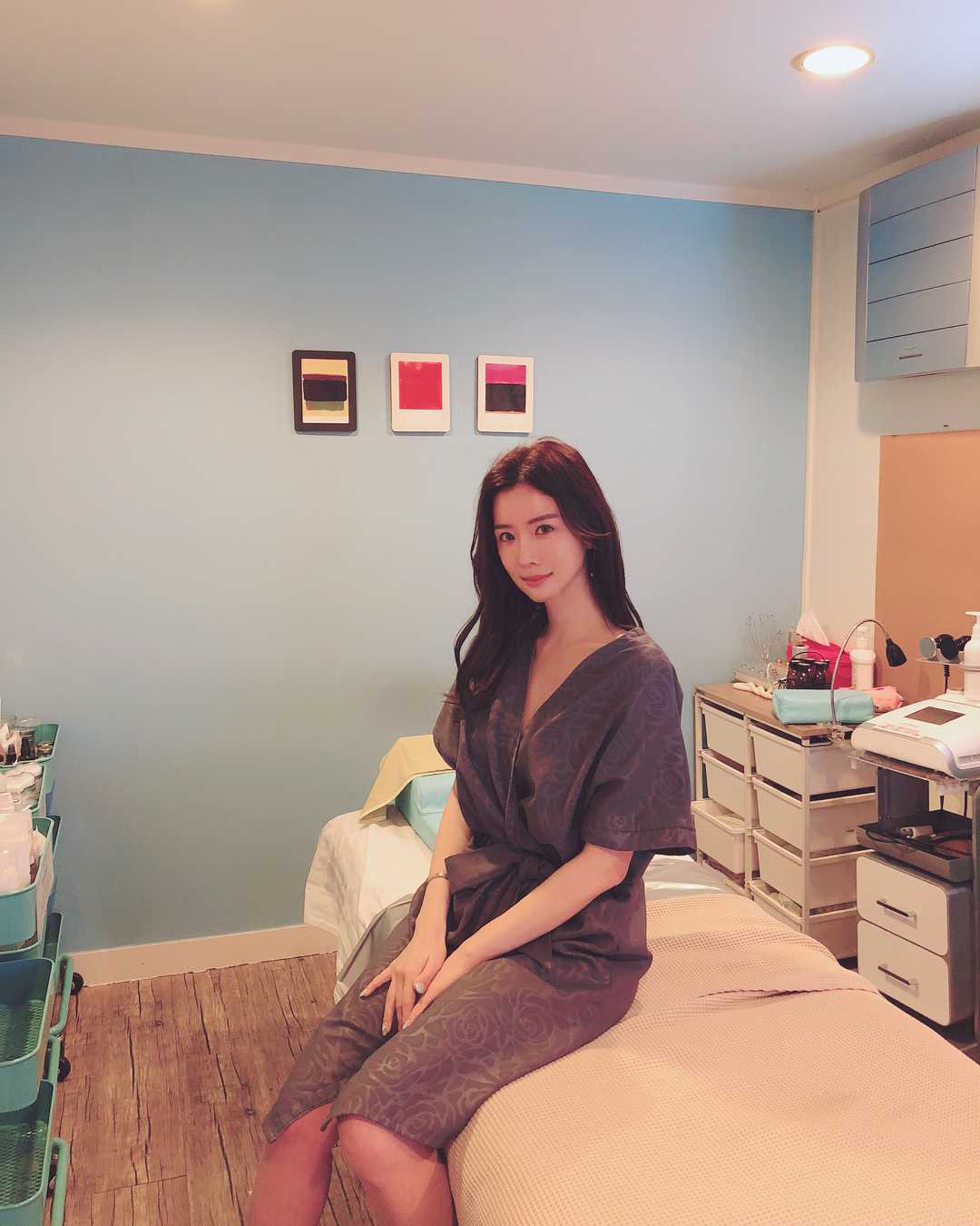 白富美女孩套图素材_真实美女生活照朋友圈包装生活工作吃喝玩乐图19
