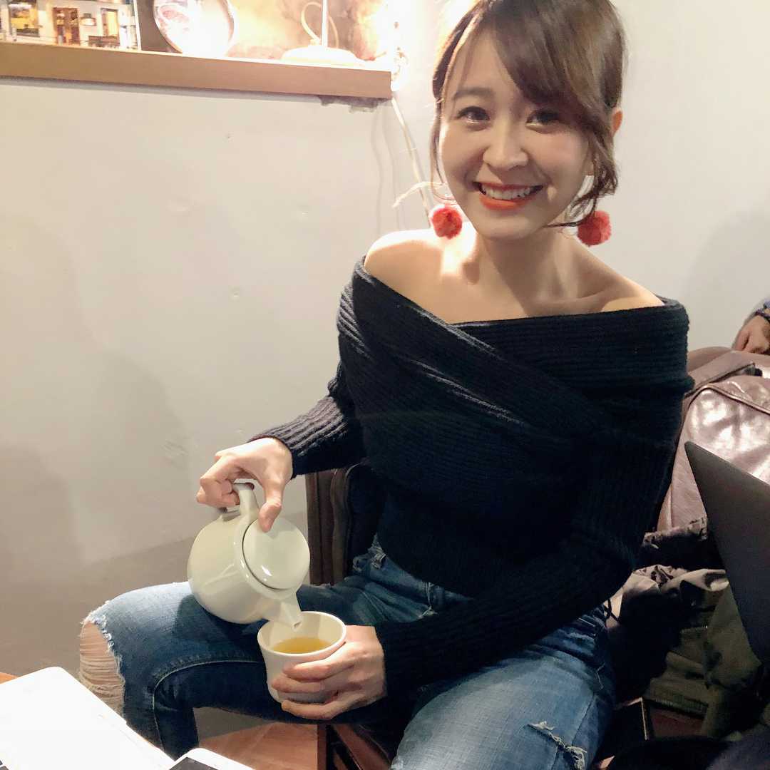 白富美女孩套图素材_真实美女生活照朋友圈包装:生活工作吃喝玩乐图2