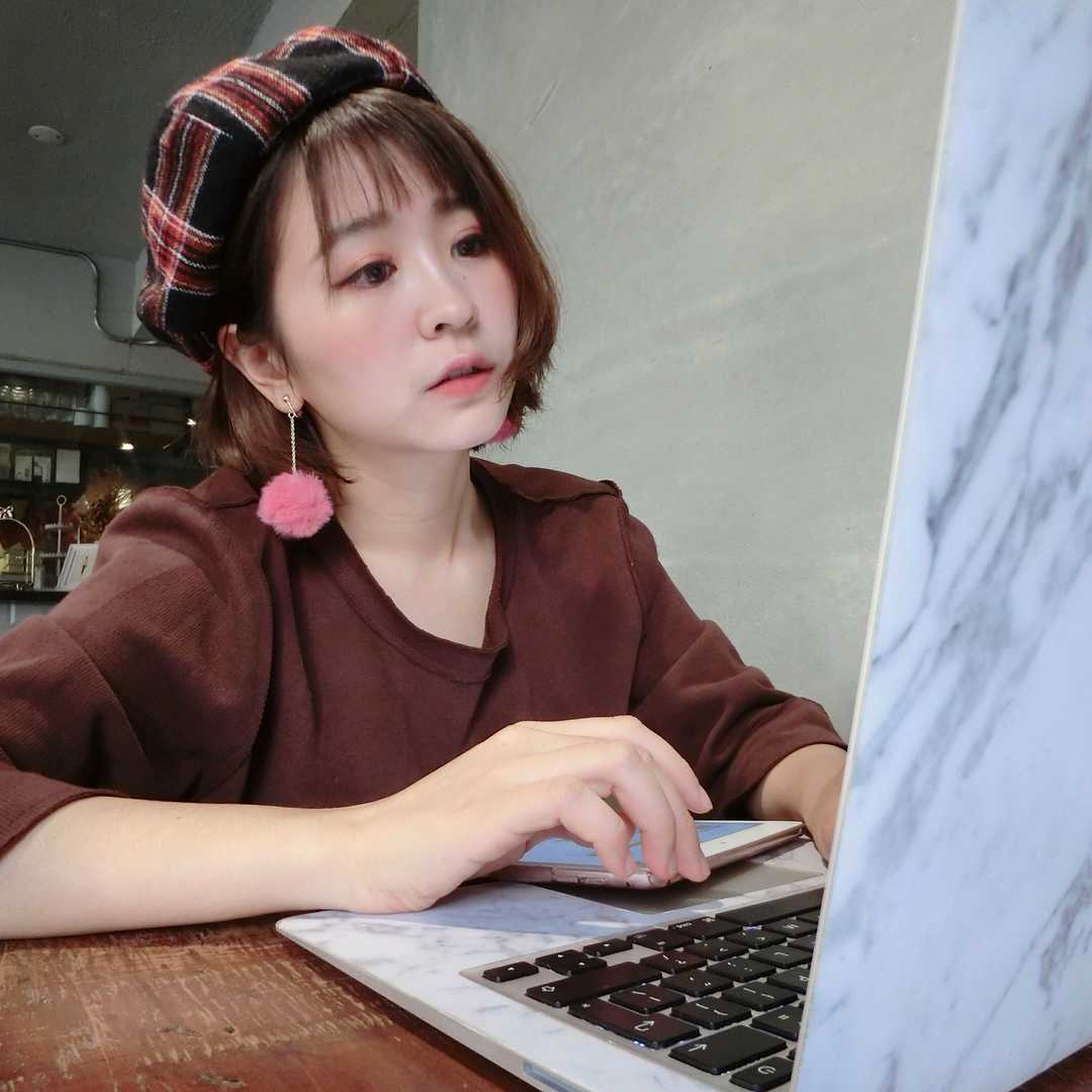 白富美女孩套图素材_真实美女生活照朋友圈包装:生活工作吃喝玩乐图4