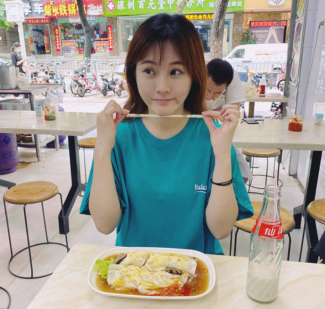 白富美女孩套图_真实美女生活照朋友圈包装素材:生活工作吃喝玩乐图14