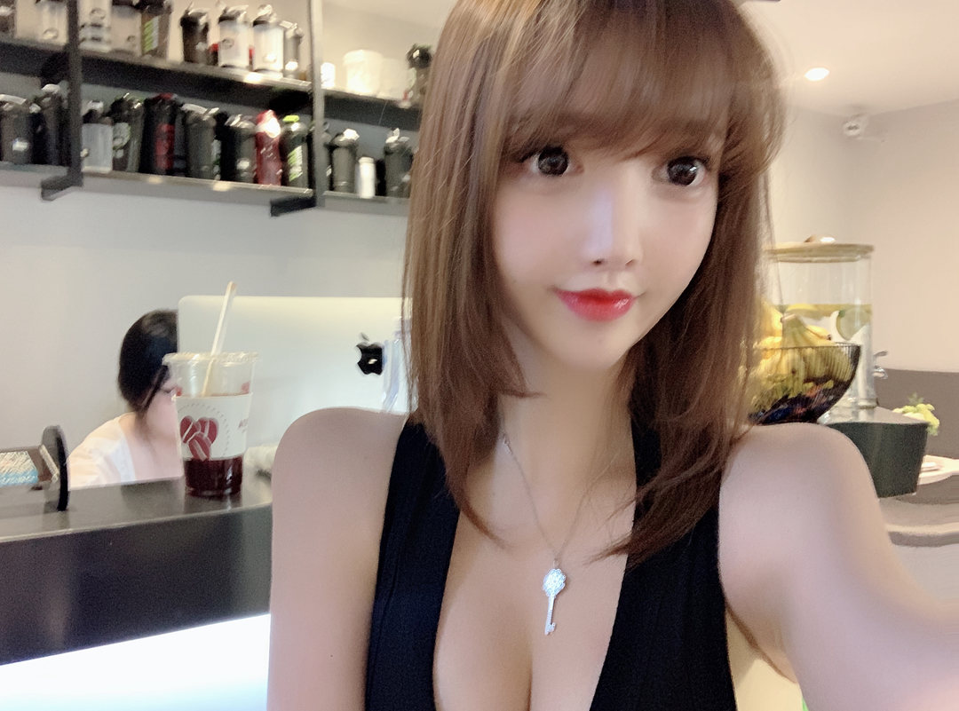 白富美女孩套图_真实美女生活照朋友圈包装素材 生活工作吃喝玩乐图2