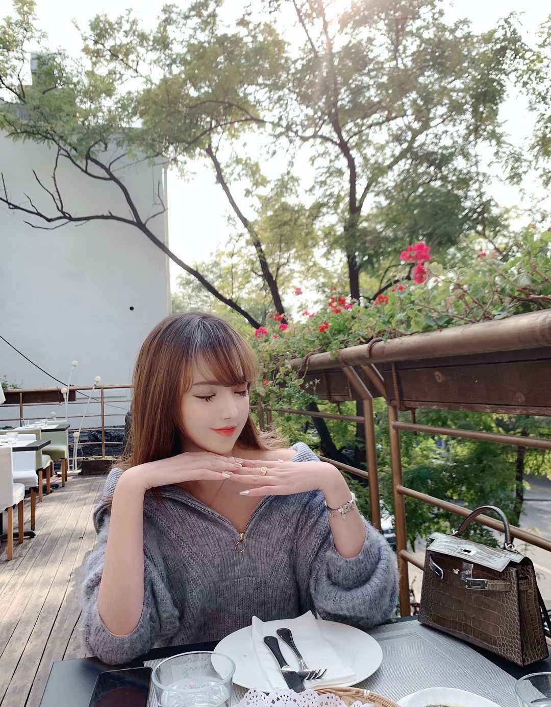 白富美女孩套图_真实美女生活照朋友圈包装素材 生活工作吃喝玩乐图5