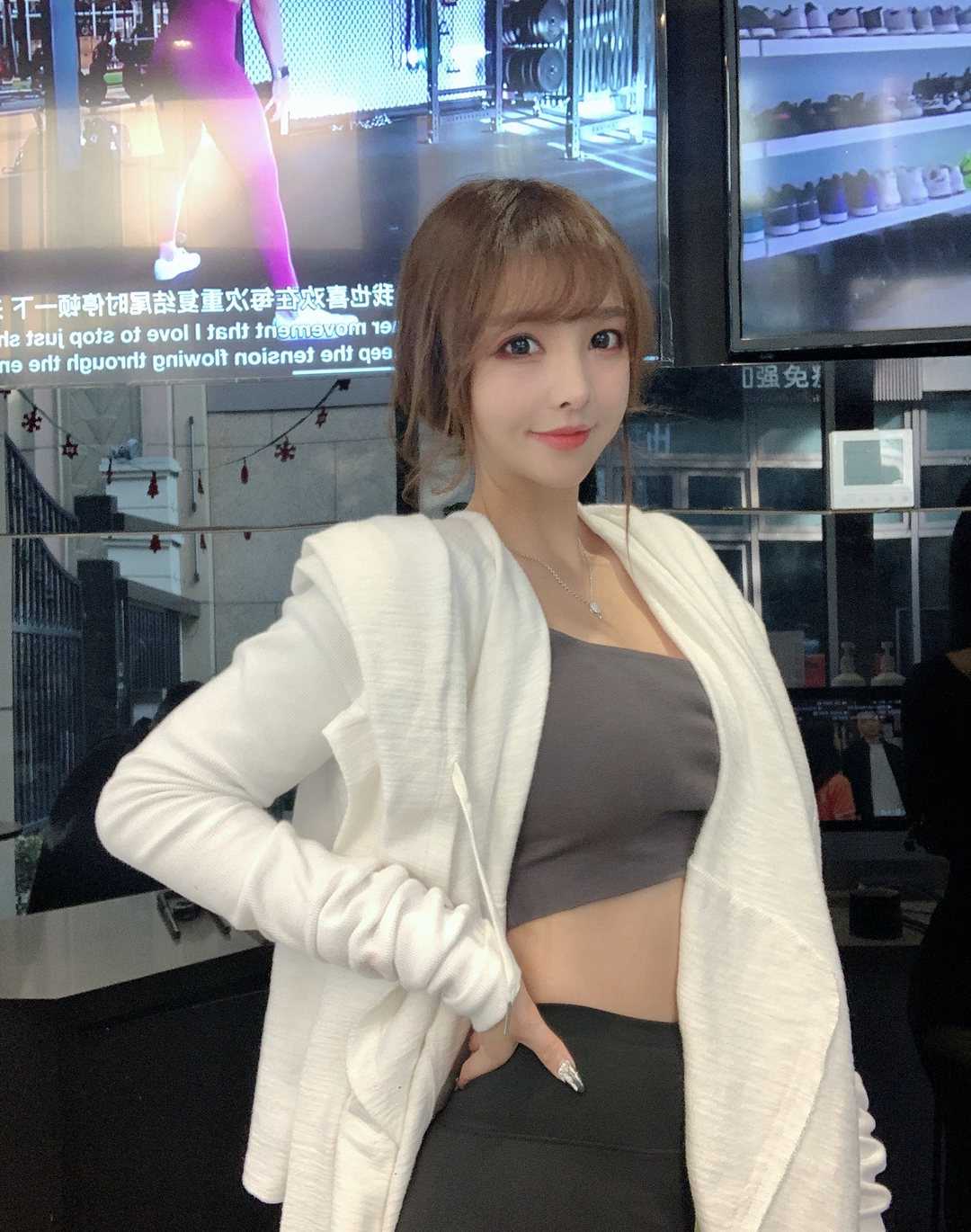 白富美女孩套图_真实美女生活照朋友圈包装素材 生活工作吃喝玩乐图7