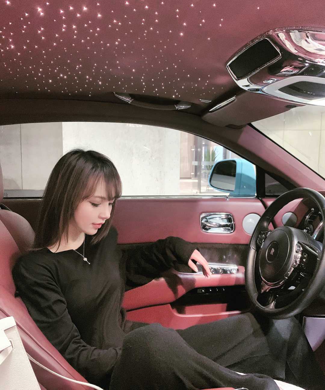 白富美女孩套图_真实美女生活照朋友圈包装素材 生活工作吃喝玩乐图10