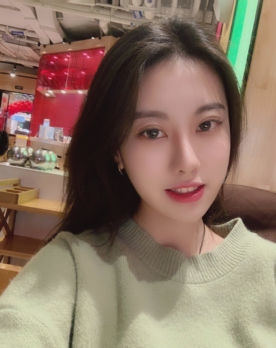 白富美女孩套图_真实美女生活照朋友圈包装素材 生活工作吃喝玩乐图1