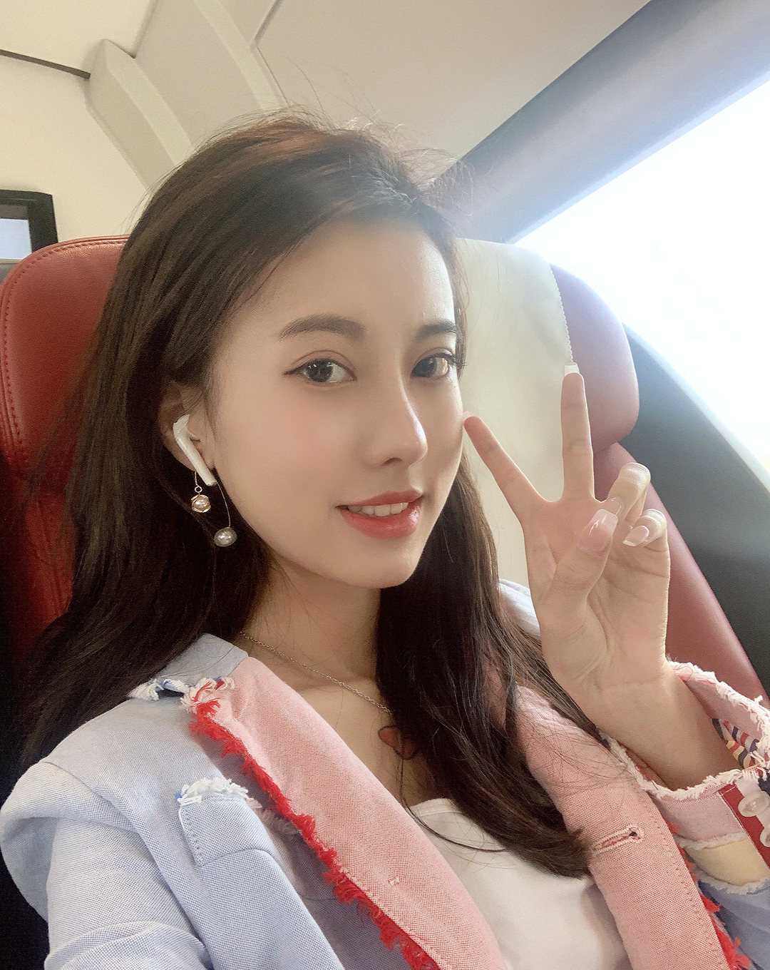 白富美女孩套图_真实美女生活照朋友圈包装素材 生活工作吃喝玩乐图6