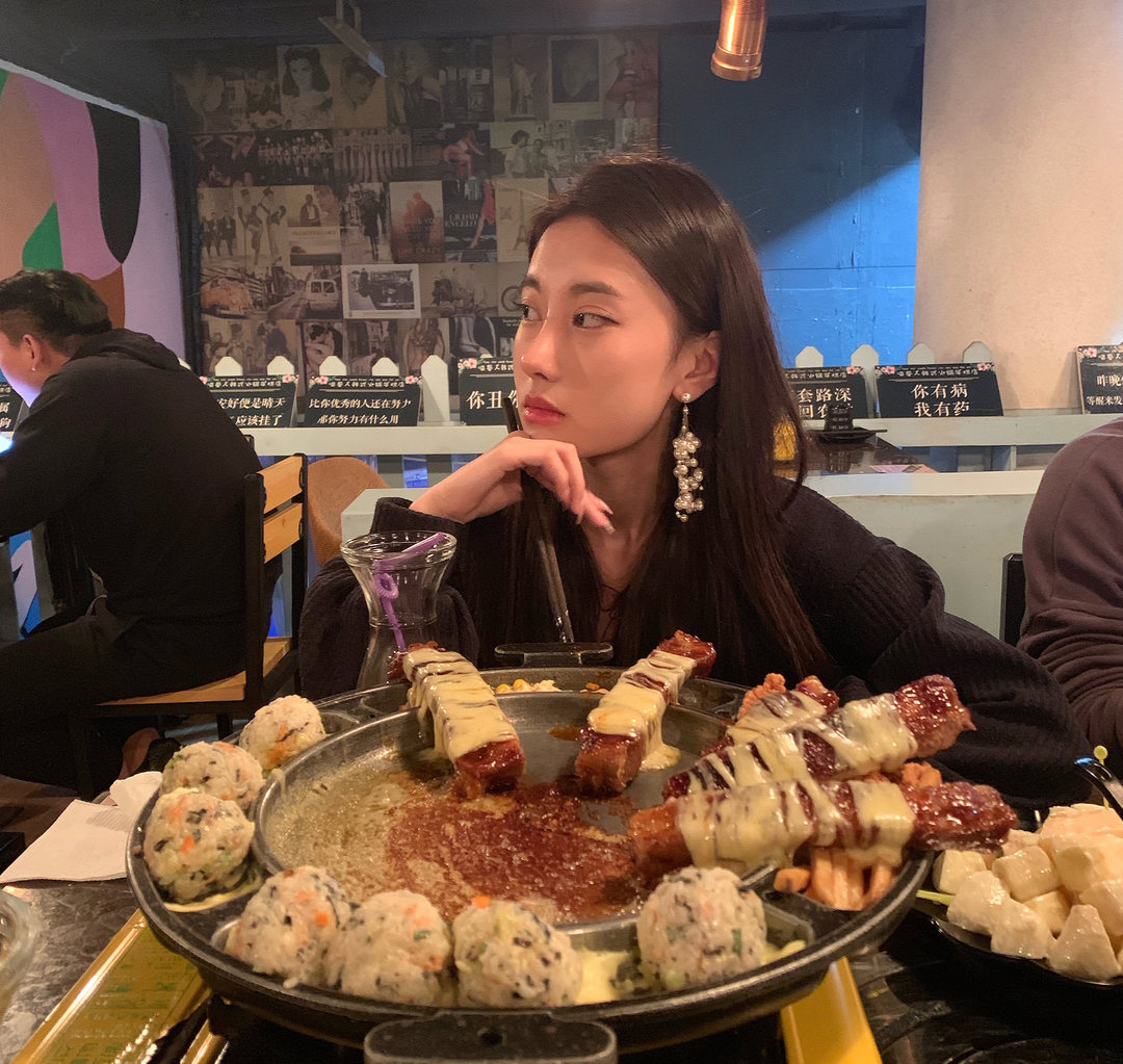 白富美女孩套图_真实美女生活照朋友圈包装素材 生活工作吃喝玩乐图10