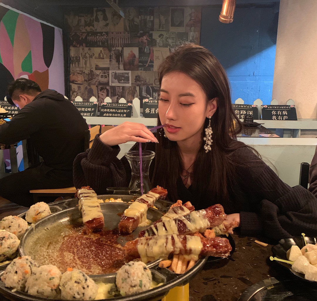 白富美女孩套图_真实美女生活照朋友圈包装素材 生活工作吃喝玩乐图12