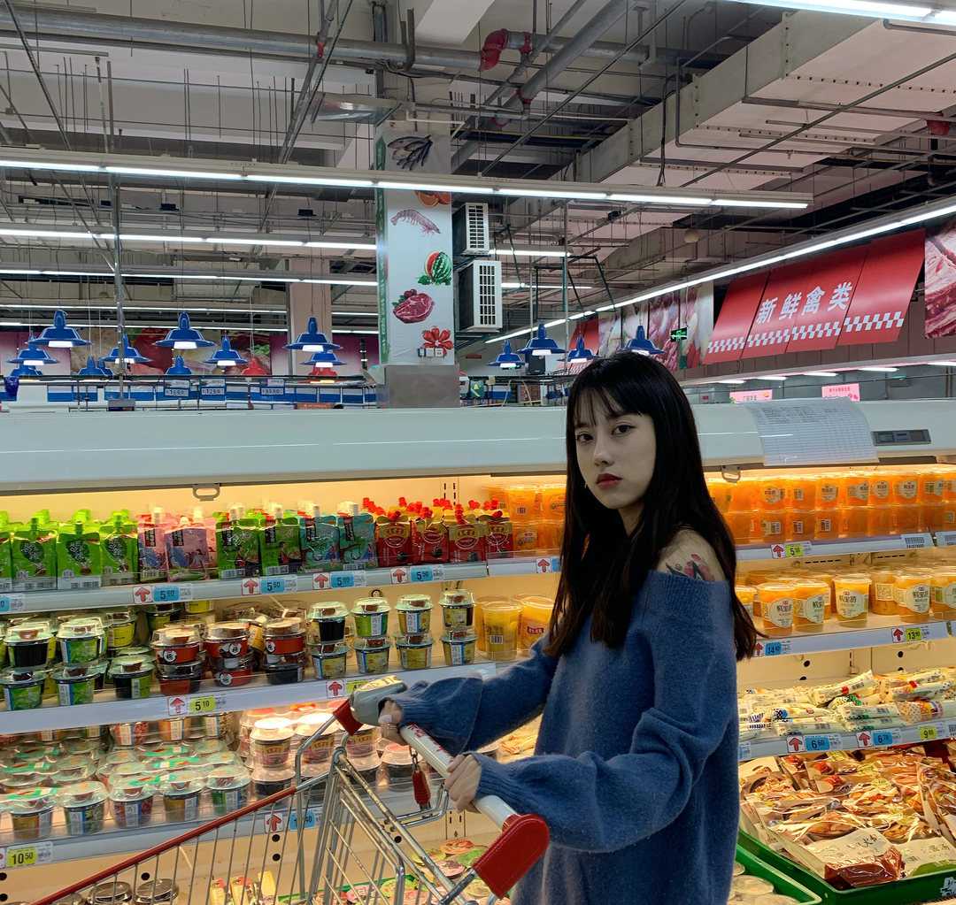 白富美女孩套图_真实美女生活照朋友圈包装素材 生活工作吃喝玩乐图15