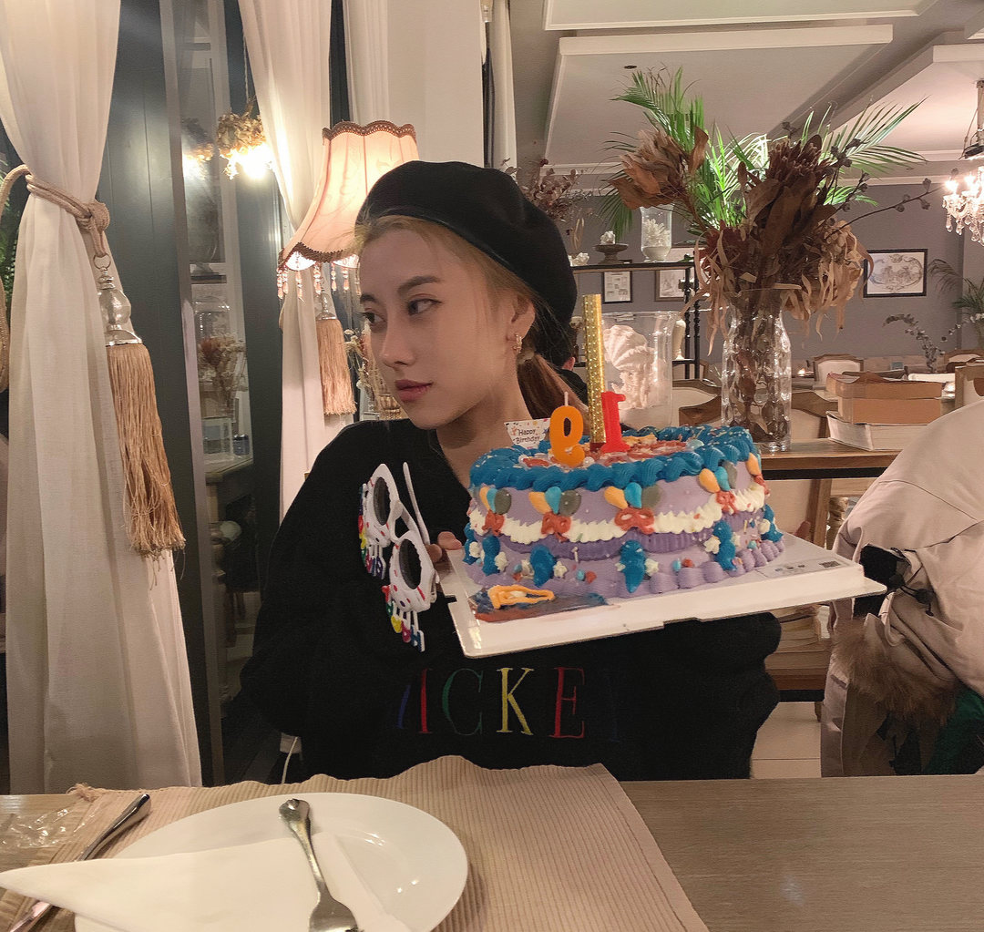 白富美女孩套图_真实美女生活照朋友圈包装素材 生活工作吃喝玩乐图22